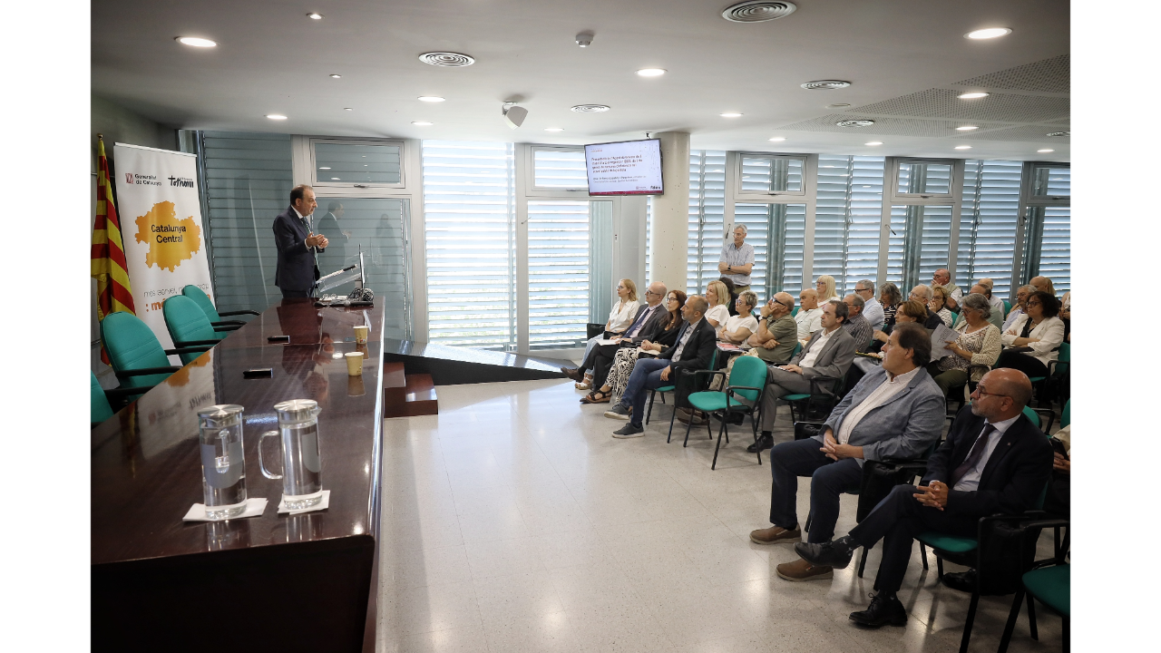 Vista general de la sala que ha acollit la jornada “Justícia de proximitat: línies estratègiques, oficines de Justícia al municipi i funcions dels jutges i jutgesses de pau”  durant la intervenció del conseller de Justícia i Qualitat Democràtica, Ramon Espadaler.