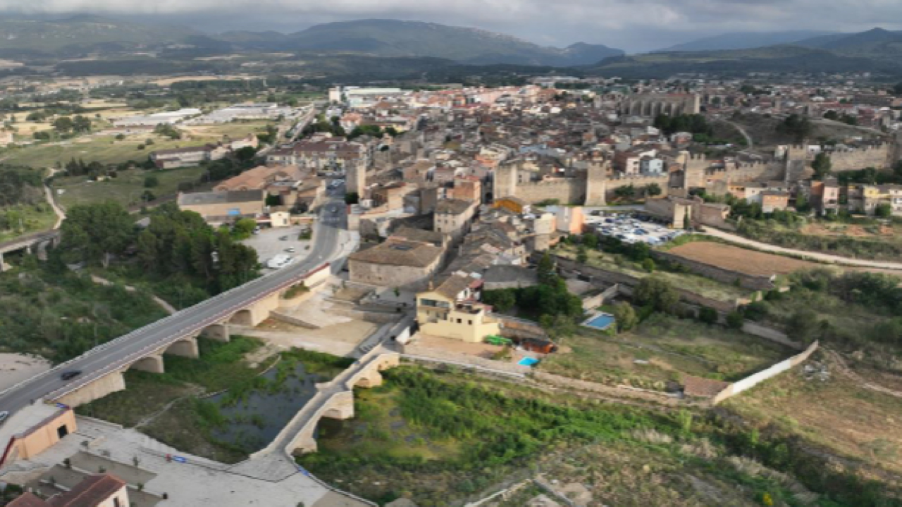 Vista aèria del riu Francolí al seu pas per Montblanc.