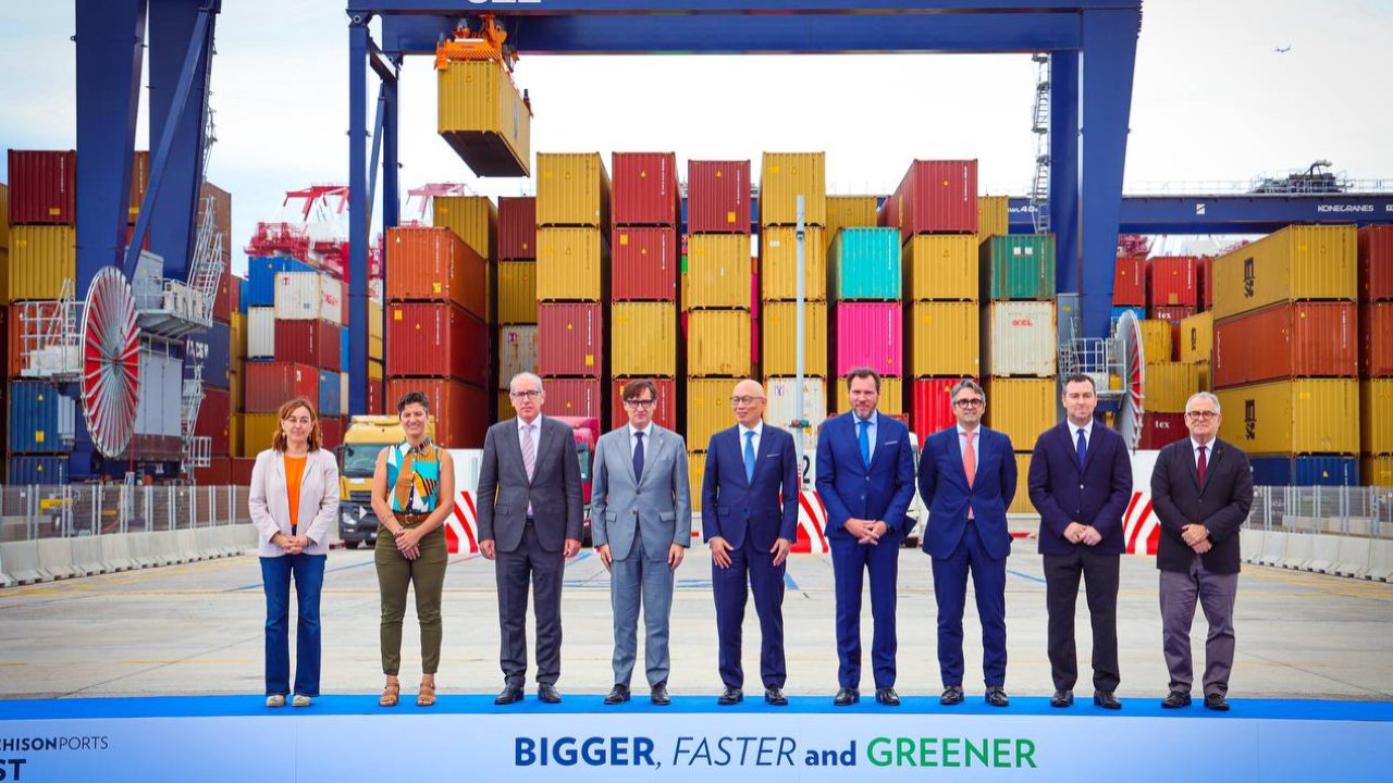 Les autoritats a la terminal de Hutchison. Foto: Jordi Bedmar