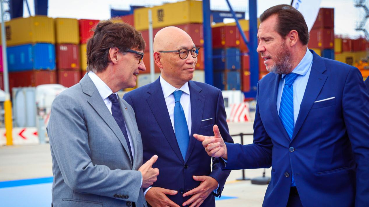 El president conversa amb el ministre Puente i el director general de Hutchison. Foto: Jordi Bedmar