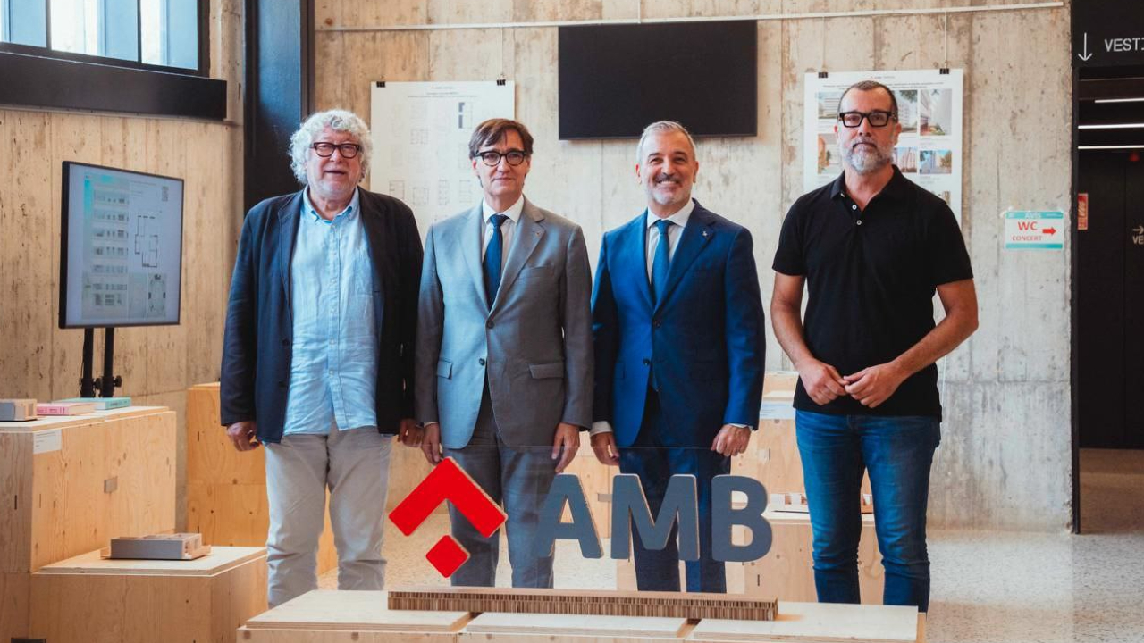 El president Illa amb el president i el vicepresident de l'AMB i l'alcalde de Sant Vicenç dels Horts. Fotografia: Arnau Carbonell