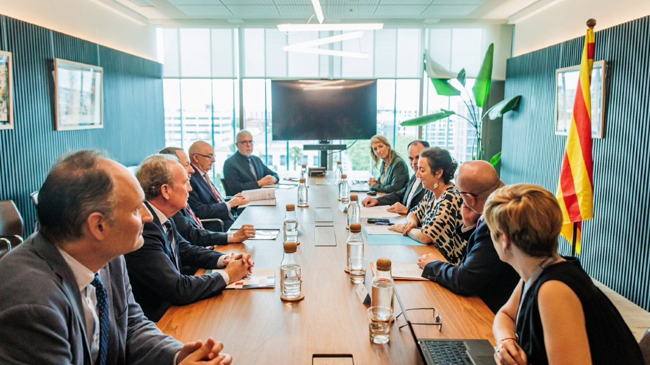 La consellera d’Economia i Finances, Alícia Romero, el director general del Patrimoni de la Generalitat de Catalunya, Jonatan Ferreras, i el secretari de Telecomunicacions i Transformació Digital del departament de la Presidència, Albert Tort, durant la signatura. La consellera d’Economia i Finances, Alícia Romero, el director general del Patrimoni de la Generalitat de Catalunya, Jonatan Ferreras, i el secretari de Telecomunicacions i Transformació Digital del departament de la Presidència, Albert Tort, durant la signatura.