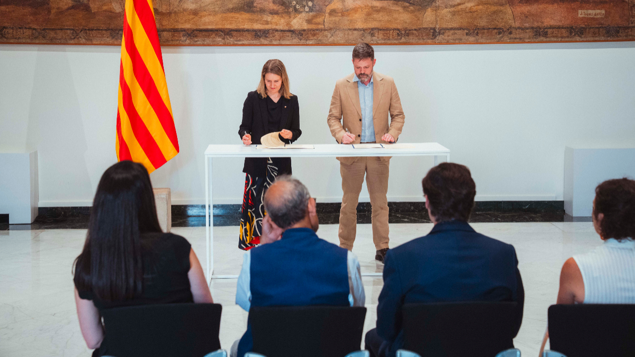 La consellera Martínez Bravo i Cillian Nolan signen el conveni La consellera Martínez Bravo i Cillian Nolan signen el conveni