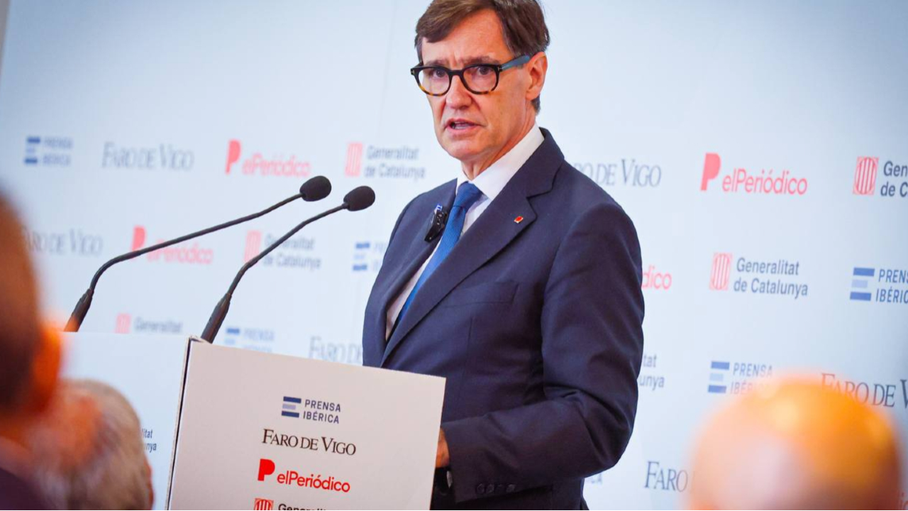 El president Illa durant l'esmorzar informatiu organitzar pel diari Faro de Vigo (foto: Jordi Bedmar)