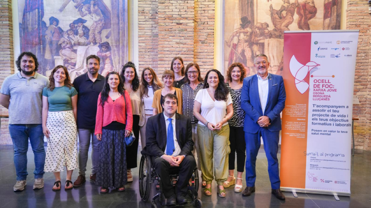 Fotografia de grup de l'acte de presentació de la 2a edició del Programa Ocell de Foc, que ha presidit avui el conseller Sàmper.