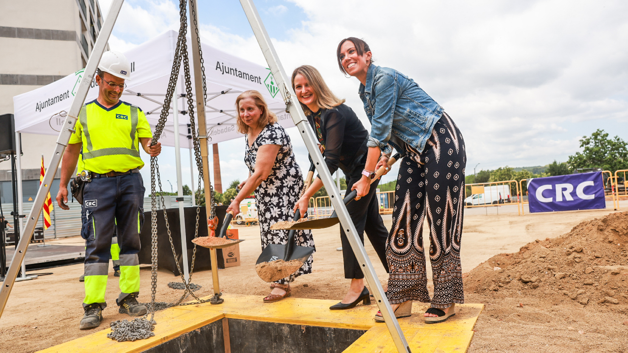 La consellera Martínez Bravo posa la primera pedra de la Residència i Centre de dia del Sud de Sabadell