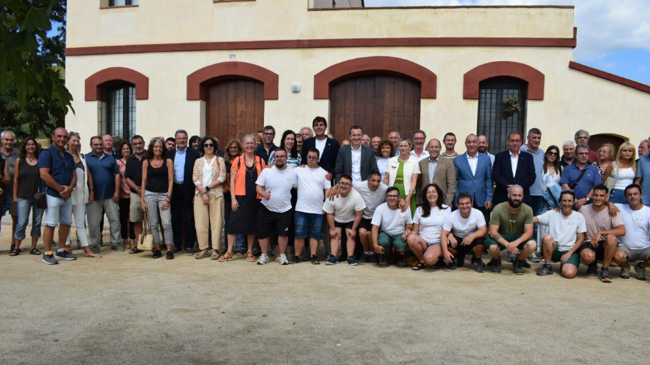 El conseller Ordeig ha presentat tel pla en una la finca on s’elabora i es ven la mel sota el paraigües de la Fundació el Maresme que treballa per la inserció laboral de persones amb discapacitat intel·lectual. El conseller Ordeig ha presentat tel pla en una la finca on s’elabora i es ven la mel sota el paraigües de la Fundació el Maresme que treballa per la inserció laboral de persones amb discapacitat intel·lectual.