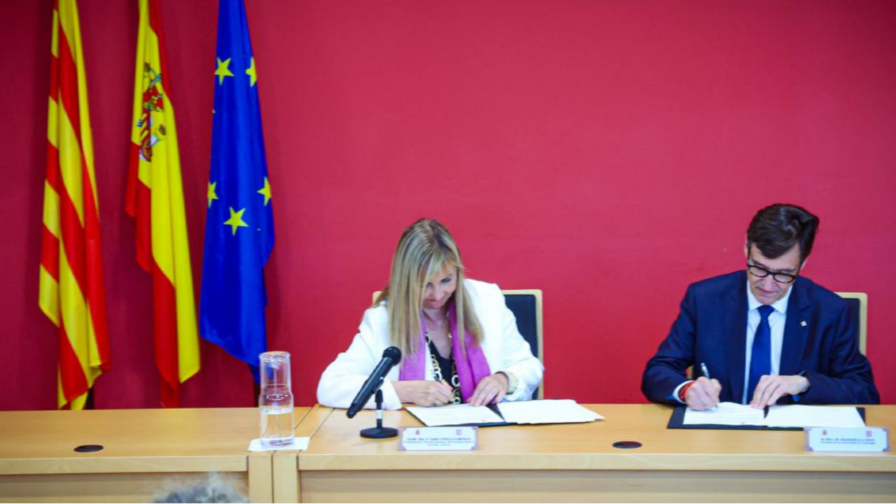 El president de la Generalitat, Salvador Illa, ha signat el protocol per garantir la continuïtat de l'Escola Judicial a Barcelona. 