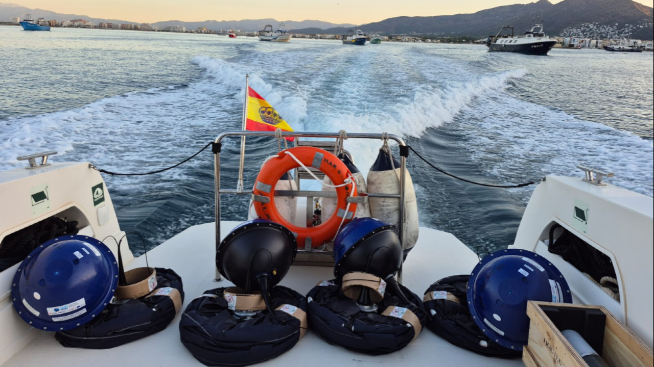 El Departament d’Agricultura, mitjançant l'ICATMAR), ha dut a terme el llançament de diverses boies de deriva mar endins davant del golf de Roses El Departament d’Agricultura, mitjançant l'ICATMAR), ha dut a terme el llançament de diverses boies de deriva mar endins davant del golf de Roses