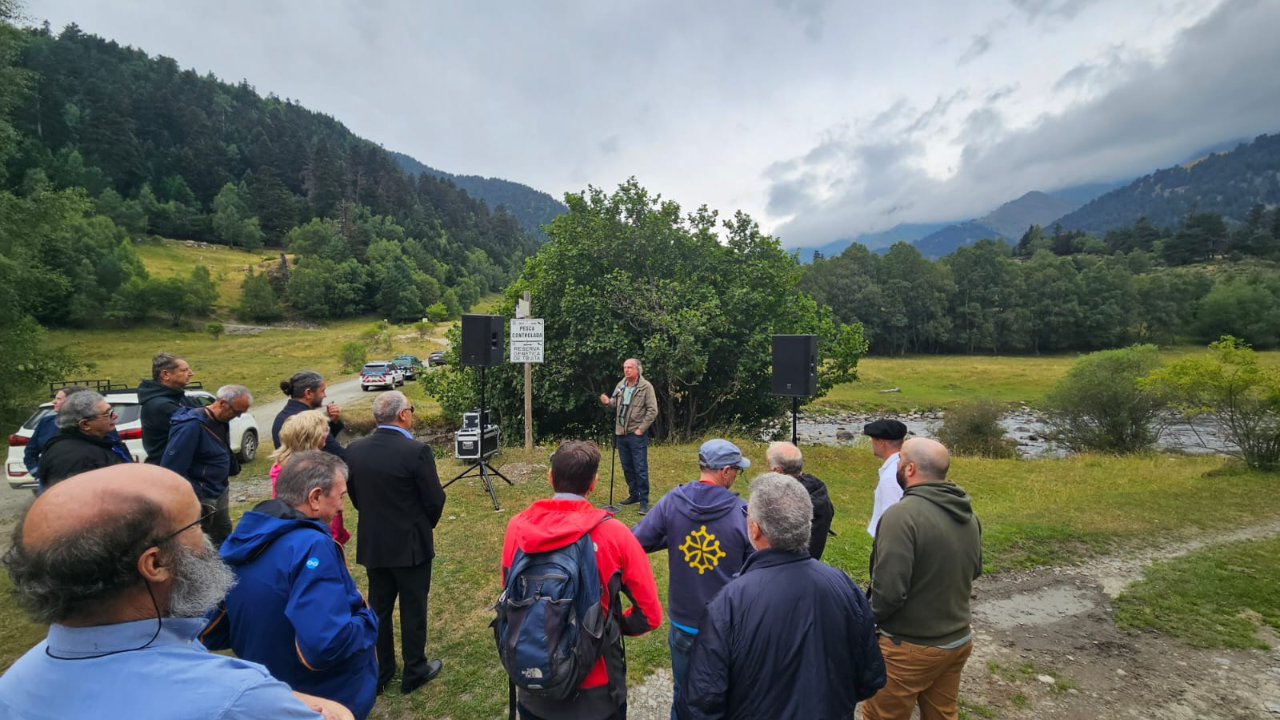 Jordi Sargatal en l'acte de lliurament del certificat "Wild Rivers Site" al riu La Noguera Pallaresa Jordi Sargatal en l'acte de lliurament del certificat "Wild Rivers Site" al riu La Noguera Pallaresa